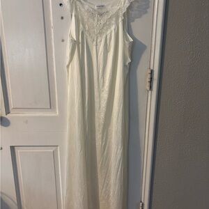 Vanity Fair Ivory Embroidered Lace Nightdress